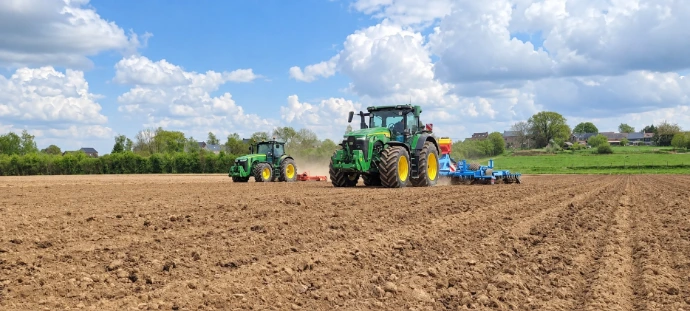Tracteurs agricoles au travail dans un champ en Belgique