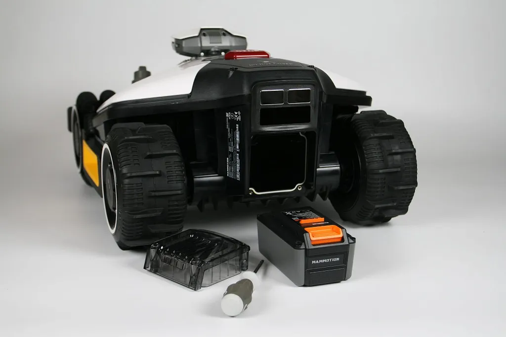 Robot-koszacy-Mammotion-Luba-Mini-AWD-1500---wymienny-akumulator.webp