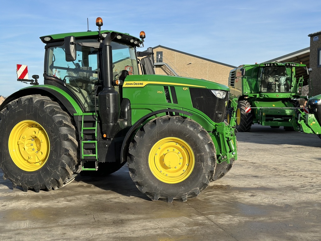 JOHN DEERE 6R250 N°1L06250RVNR163236