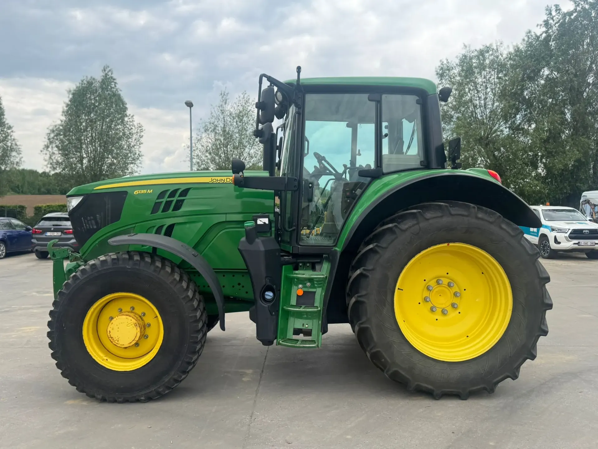 John Deere 6135M